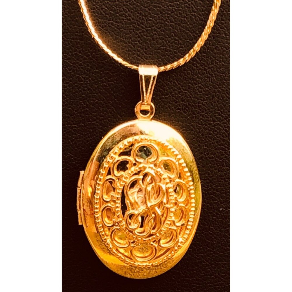 1970s Gold Tone Locket Pendant Necklace on 24 in chain Unworn with Tag
